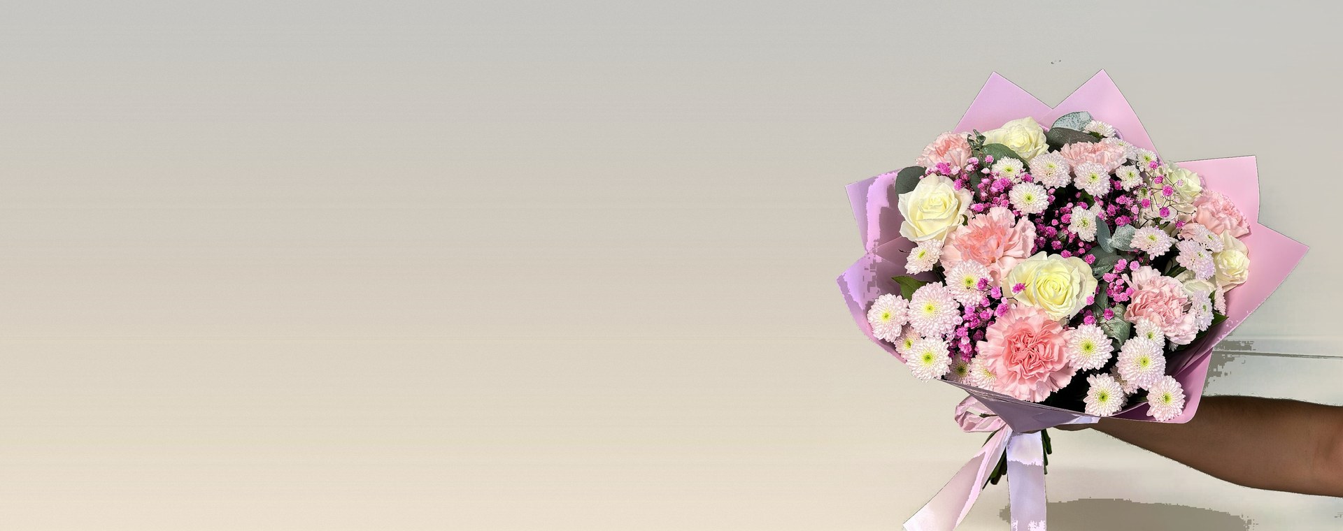 Bouquet mixte de roses, œillets et chrysanthèmes en camaïeu de rose, Flower Shop Paris
